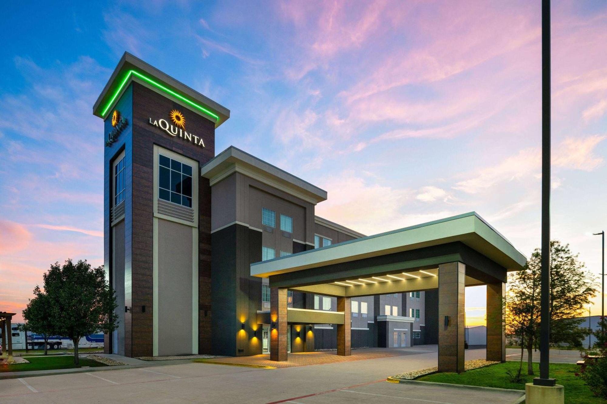 4 Three-Star Hotels Near Golden Triangle Mall Worth Booking