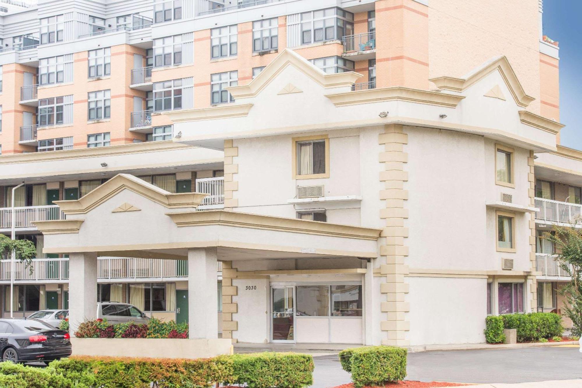 4 Airport Hotels Near Smithsonian Air and Space Museum for Easy Access