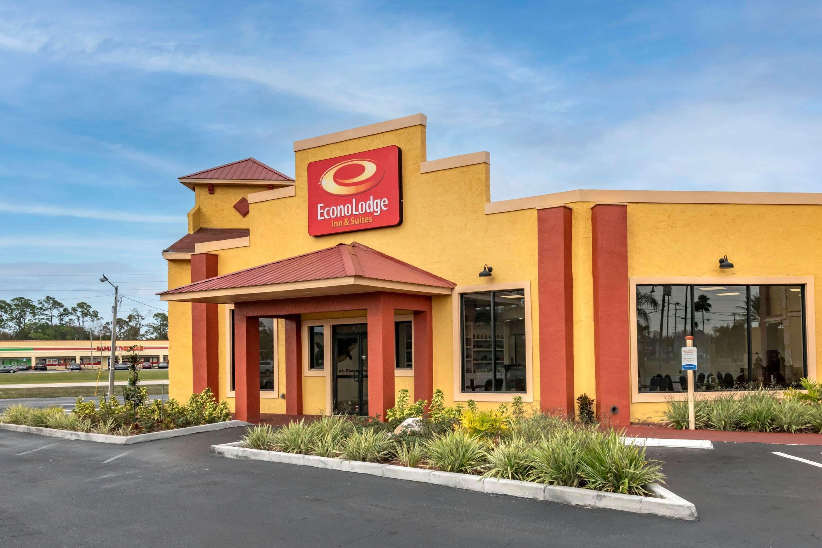 Staying Near Lake Buena Vista Factory Stores: 4 Budget Hotels Compared
