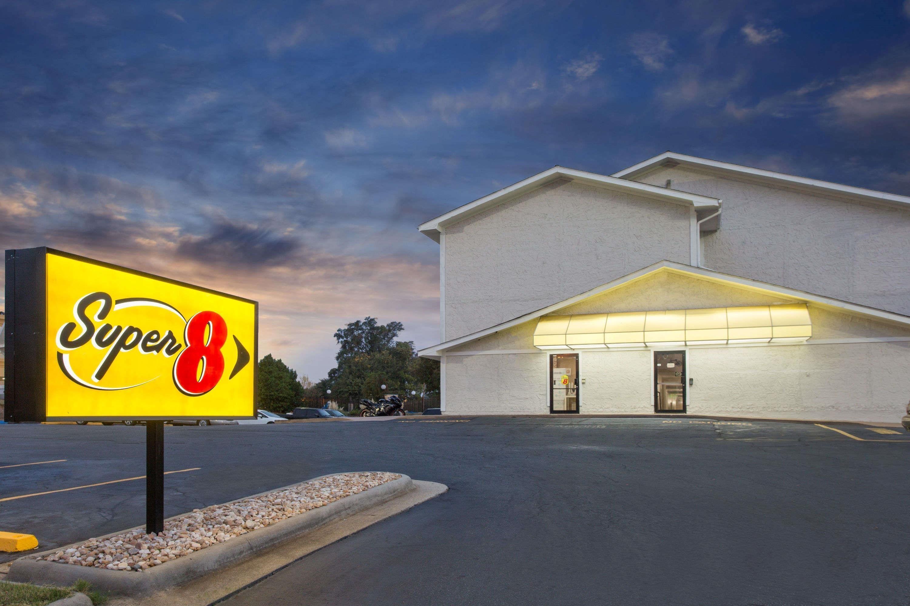 4 Airport Hotels Close to Coca-Cola Space Science Ctr
