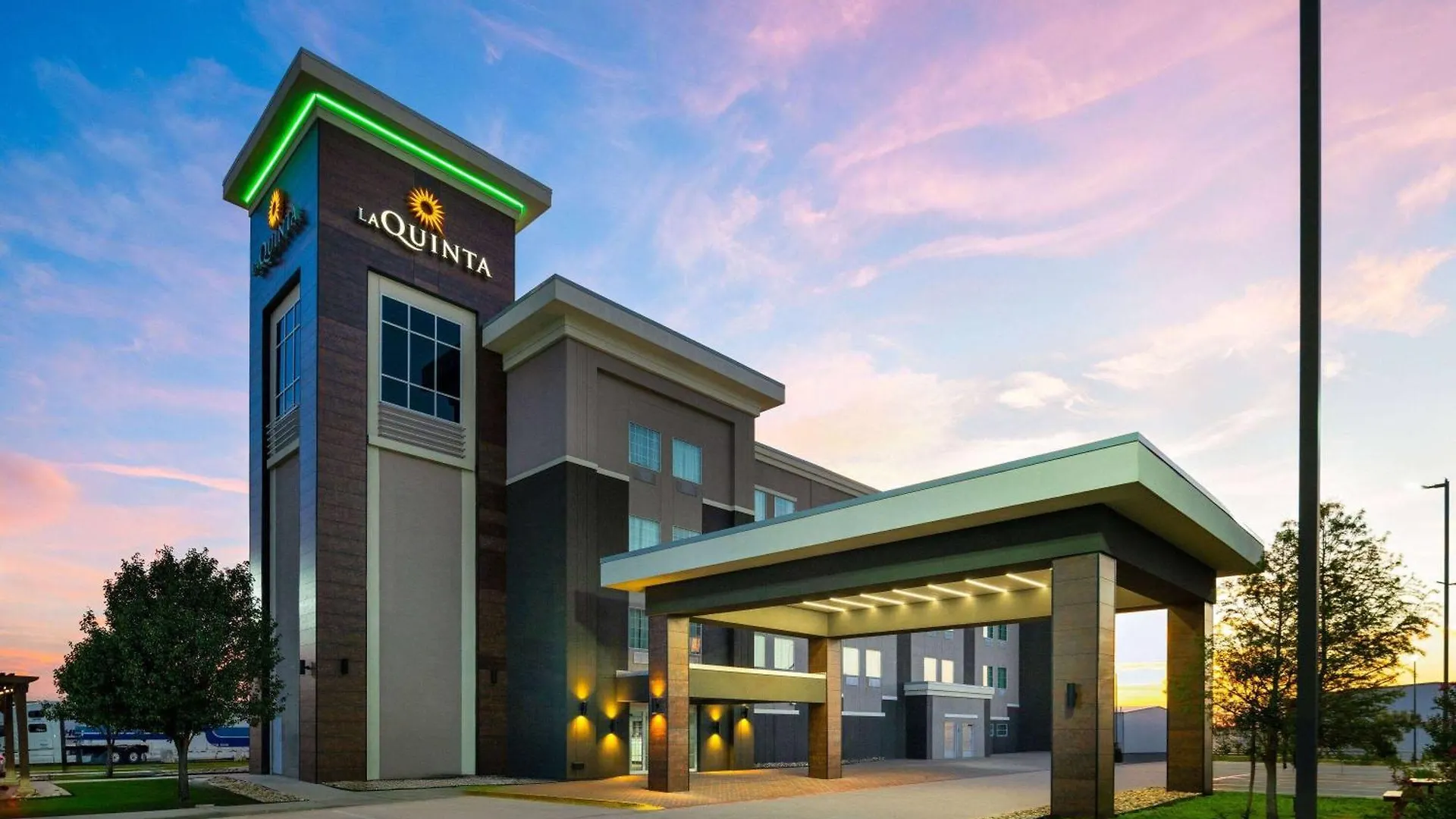 4 Three-Star Hotels Near Golden Triangle Mall Worth Booking