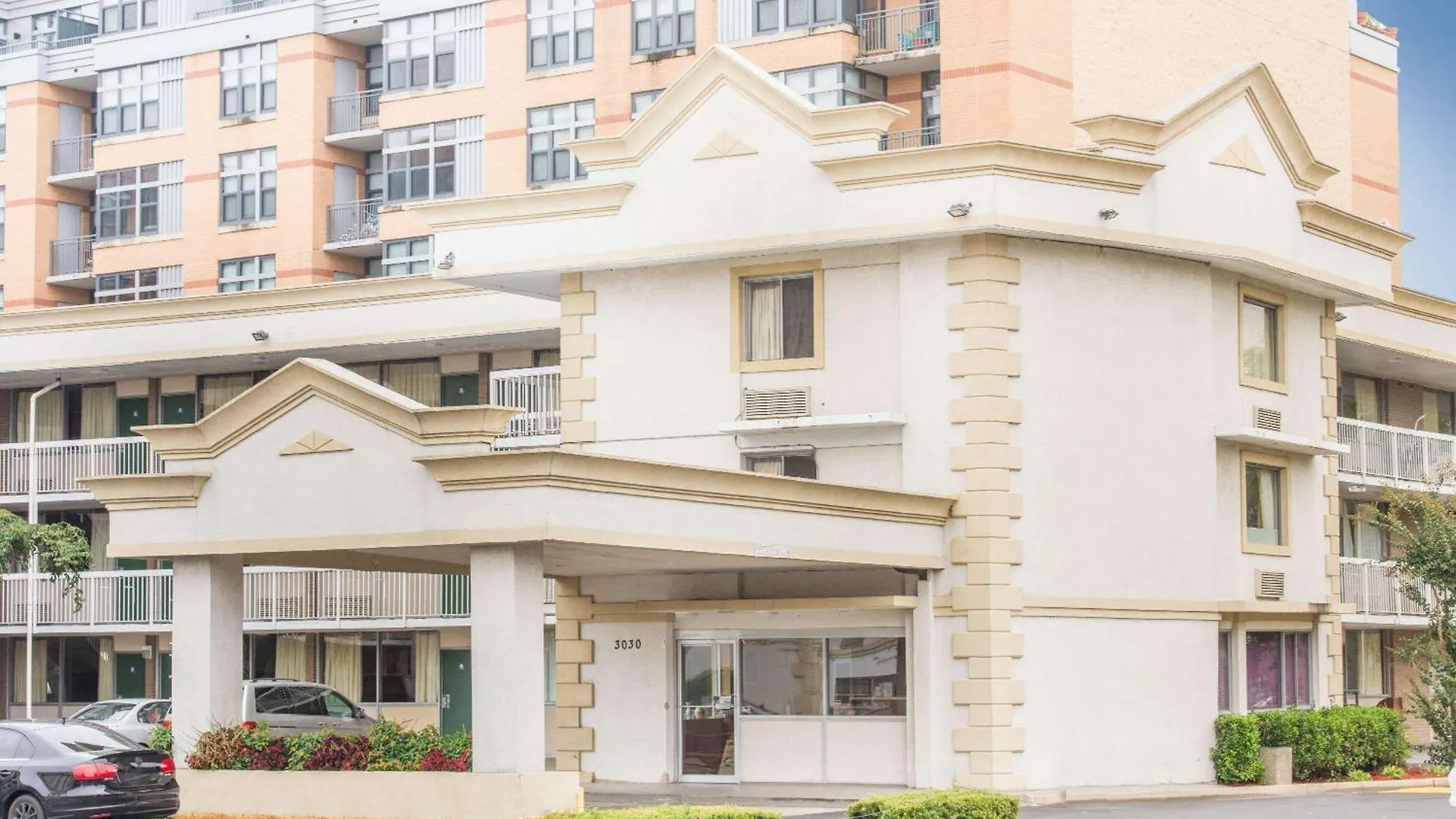 4 Airport Hotels Near Smithsonian Air and Space Museum for Easy Access