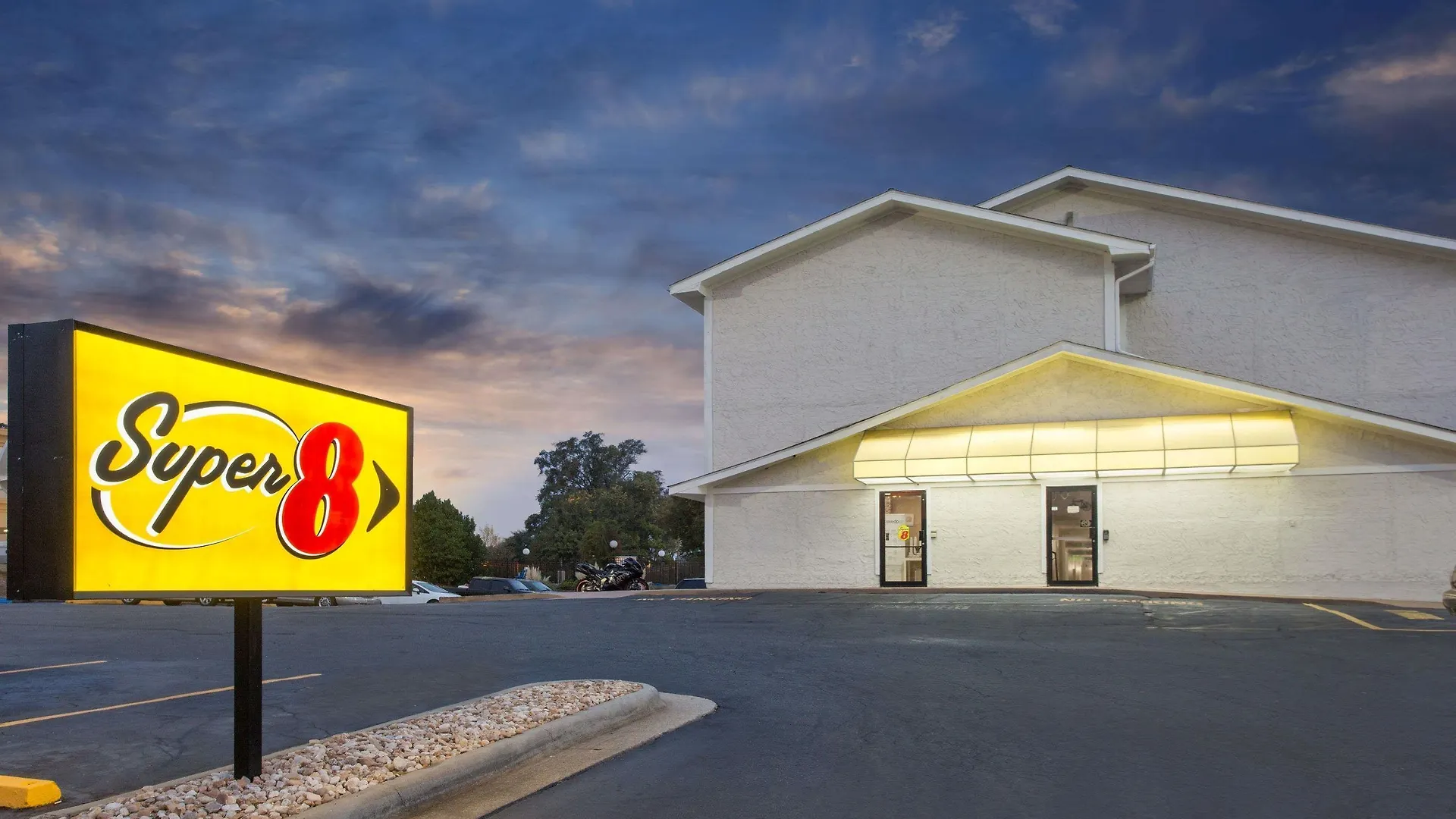 4 Airport Hotels Close to Coca-Cola Space Science Ctr
